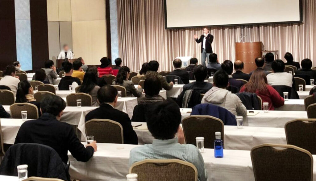 企業向け講演を行うなか。たつや